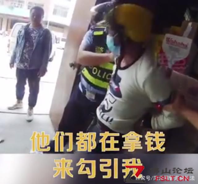 广西南宁一男子当街抢钱被抓后称别人拿钱勾引自己