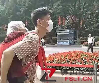 儿子背母游西樵山 暖心孝行感动网友