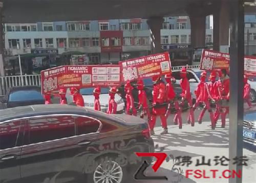 辽宁锦州一商家赶尸式游街宣传吓坏路人