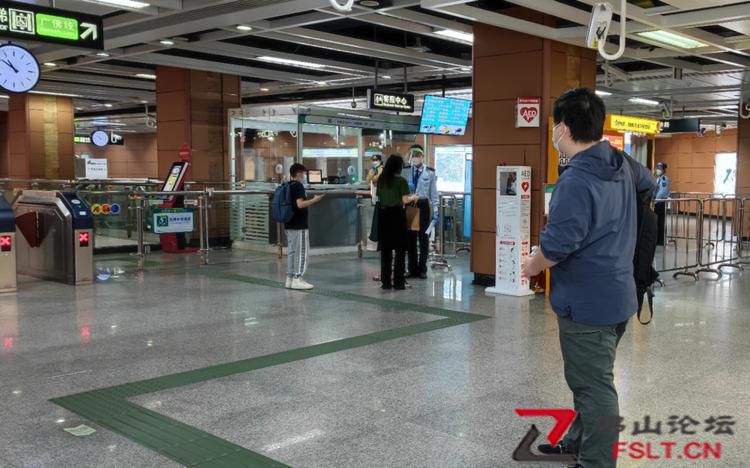 广佛线地铁站佛山市民很配合，出行都扫码