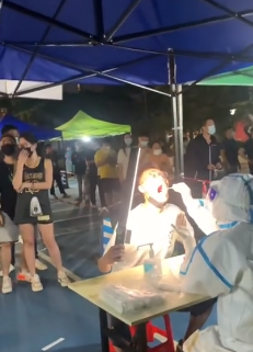 南海万科一小伙参加核酸采样时自带打光灯视频登上热搜