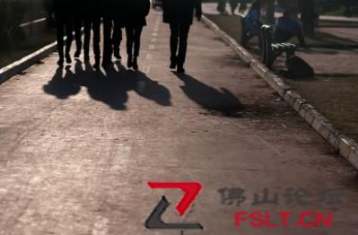 男子两次吹口哨挑逗女子引发冲突被打身亡，警方通报了
