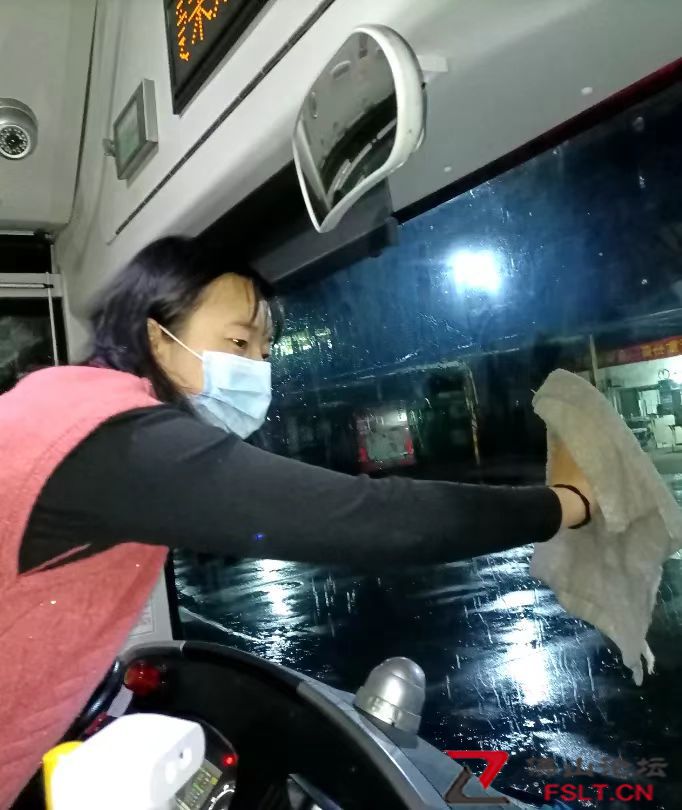 她们，是又酷又飒的妈妈车长
