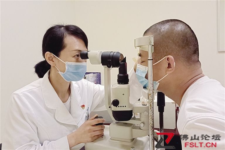 有时视物模糊，有时却能穿针？这些白内障症状要注意