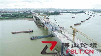 龙翔大桥主航道桥全线贯通