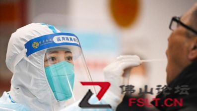 口罩不能随意脱 排队守好“一米线”