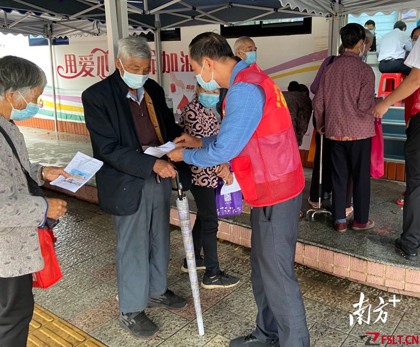 区应洪（左三）向村民宣传政策法规。荷城供图