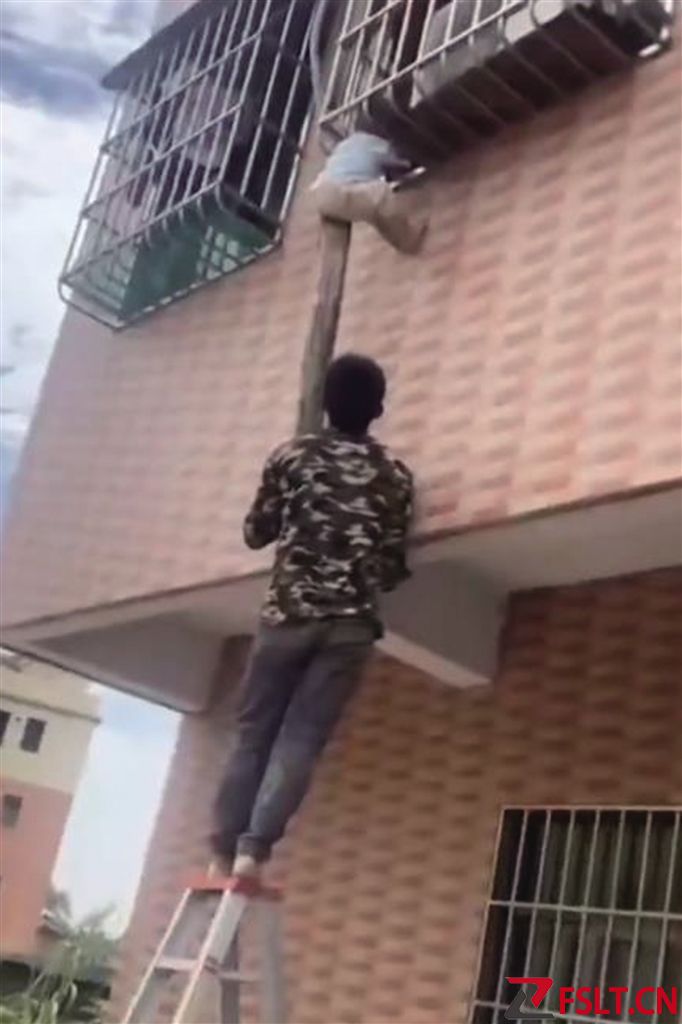 高明3岁幼童身悬防盗网 市民齐心托举施救