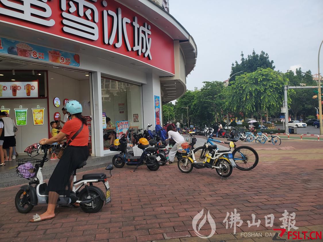 高明车位就在不远处 单车乱停把路拦