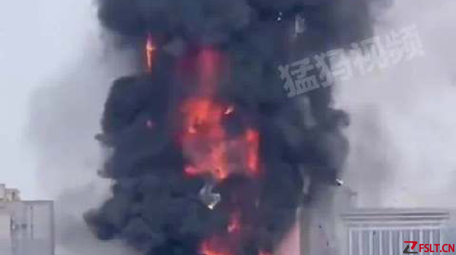 9月16日下午，长沙一中国电信大楼起火。浓烟滚滚，火光直冲楼顶。愿平安！