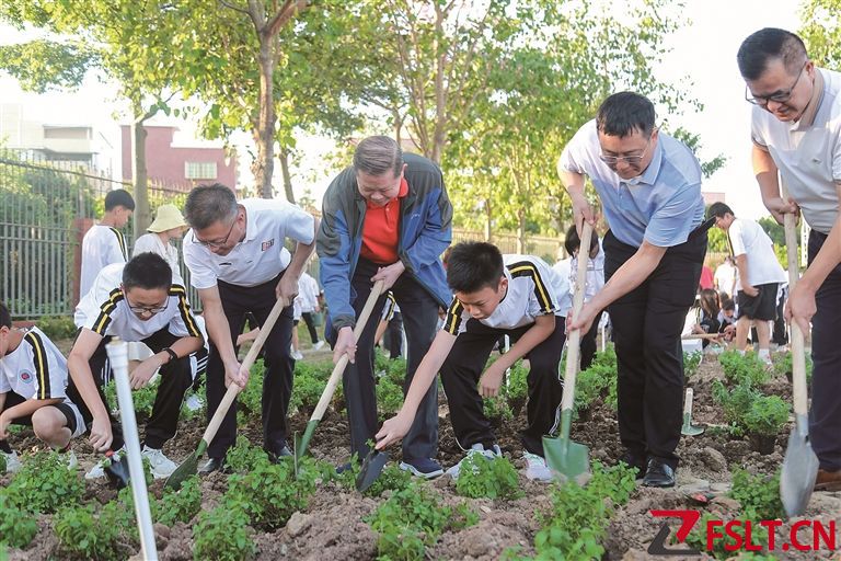 南海外国语学校学生在劳动中体验农耕之乐