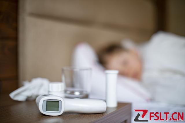 新冠发烧后捂被发汗可行吗？专家：高烧不适用！
