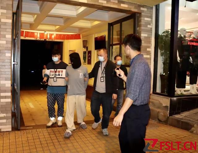 四川内江潜逃21年持枪抢劫（金店）杀人的犯罪嫌疑人落网 在其住所查获气枪、铅弹