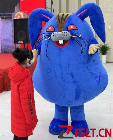 兔年邮票“蓝兔子”实体形象再引争议，主办方：已撤下