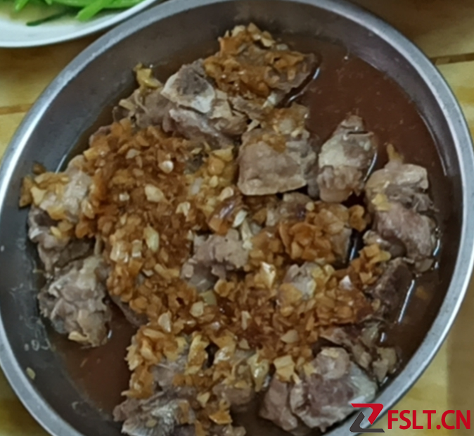给清蒸排骨加点蒜更好吃