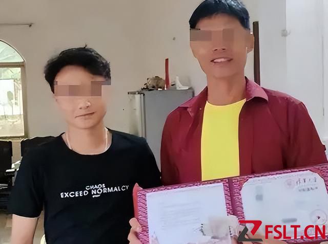 20年广东小伙被清华录取，父亲挂横幅庆祝，镇长：通知书有错别字