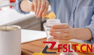 满月宝宝喝多少毫升奶粉 刚满月的宝宝每次喝多少奶