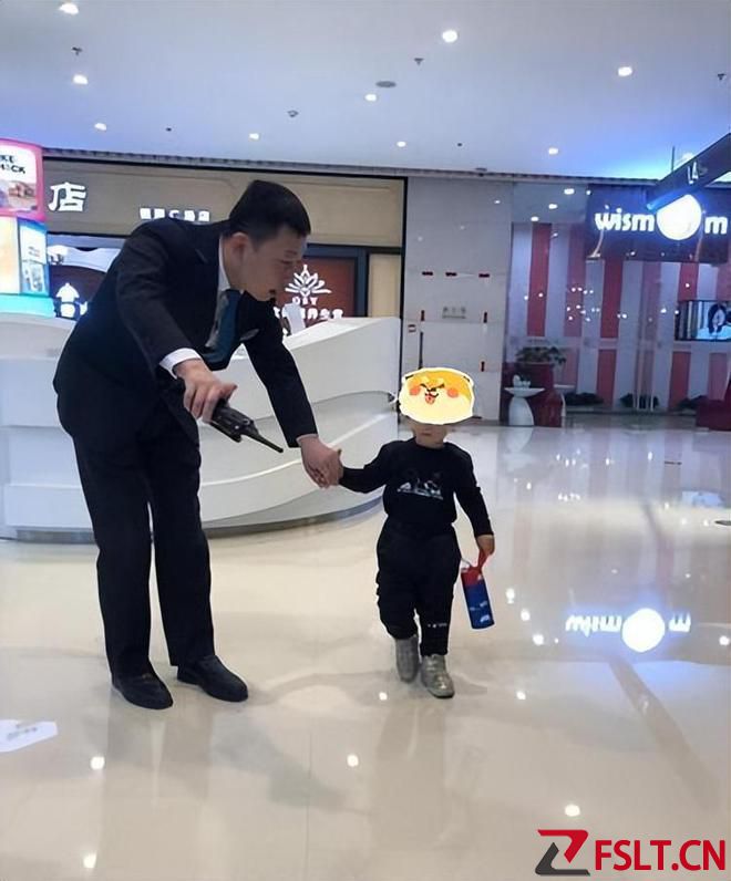 3岁男宝商场和爸爸走散，广播帮他喊出爸爸的名字后，大家笑翻了