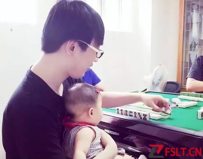 爸爸带娃名场面曝光：大冬天鞋子袜子皆丢失！妈妈看到后都坐不住