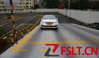 手动挡车在斜坡停车的技巧 手动挡的车上坡的时候应该怎样停车