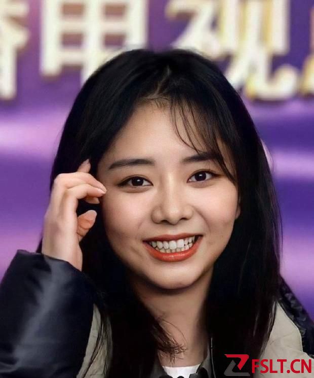 央视镜头下的谭松韵长这样，“娃娃脸”甜美可爱，看着不像30岁