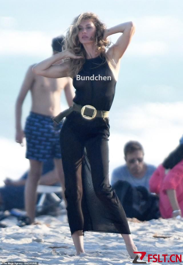 42岁吉赛尔·邦辰复工猛发力！穿透视裙内搭空气拍照，粉丝难理解