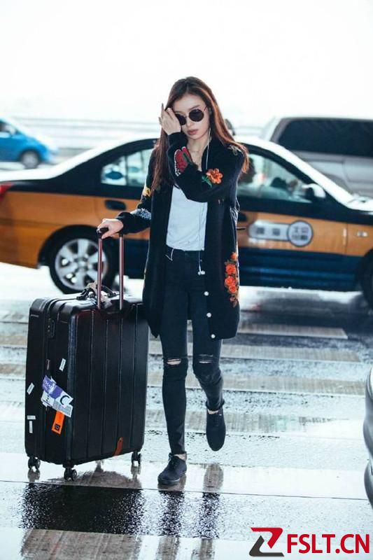 印花针织开衫土气?倪妮穿着走机场,时髦减龄美出新高度