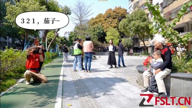 这群年轻人一来，老人居然不让他们走……