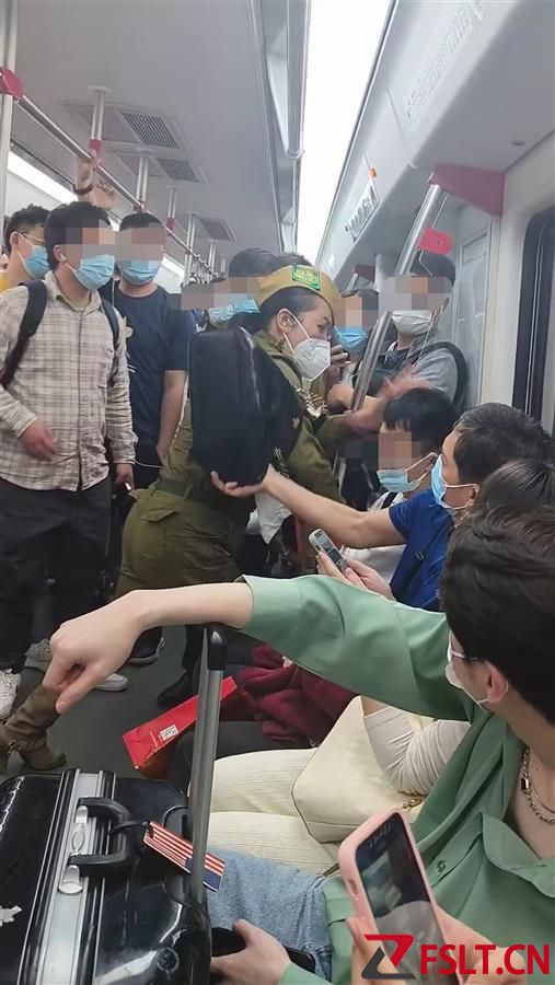 妇女地铁上挥拳连续暴击小伙还叫嚣“男人必须站着”，小伙全程没还手，警方回应：她喝