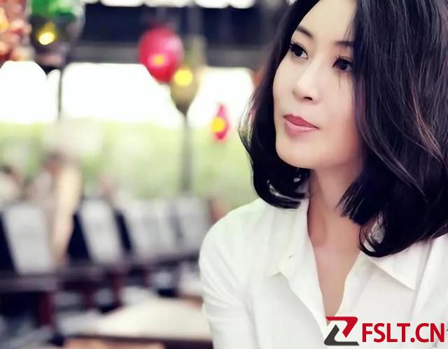 美女主持人傍依大老虎，收受贿赂被查处。