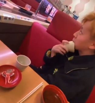 少年寿司店舔杯子事件持续发酵！“寿司恐怖主义”让日料陷信任危机