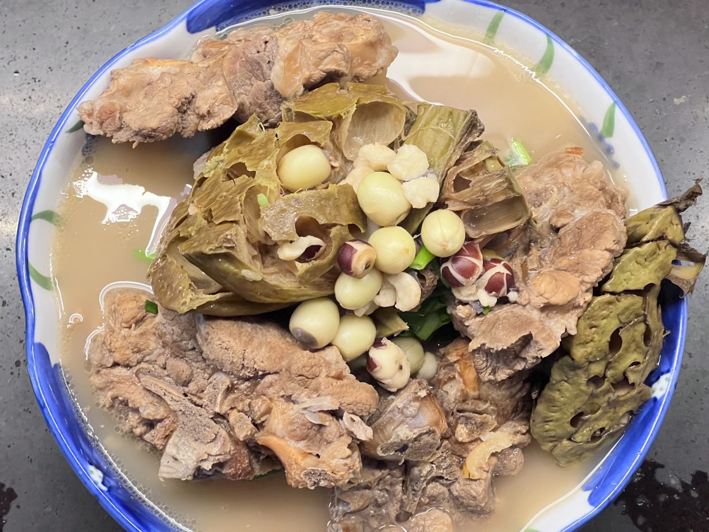 一汤解千愁：莲蓬陈皮猪骨汤的养生秘诀