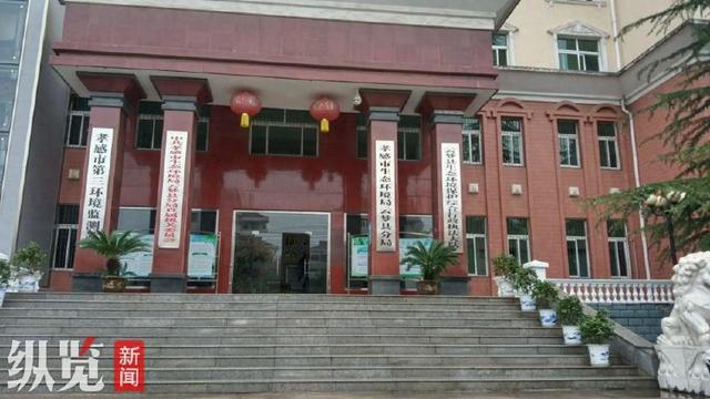 湖北云梦一退休人员称被局长推下台阶导致骨折？警方：已立案